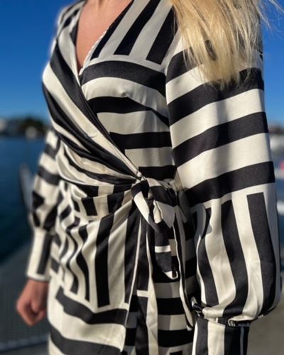Klänningar - Objsateen L/S wrap dress – black/sandshell